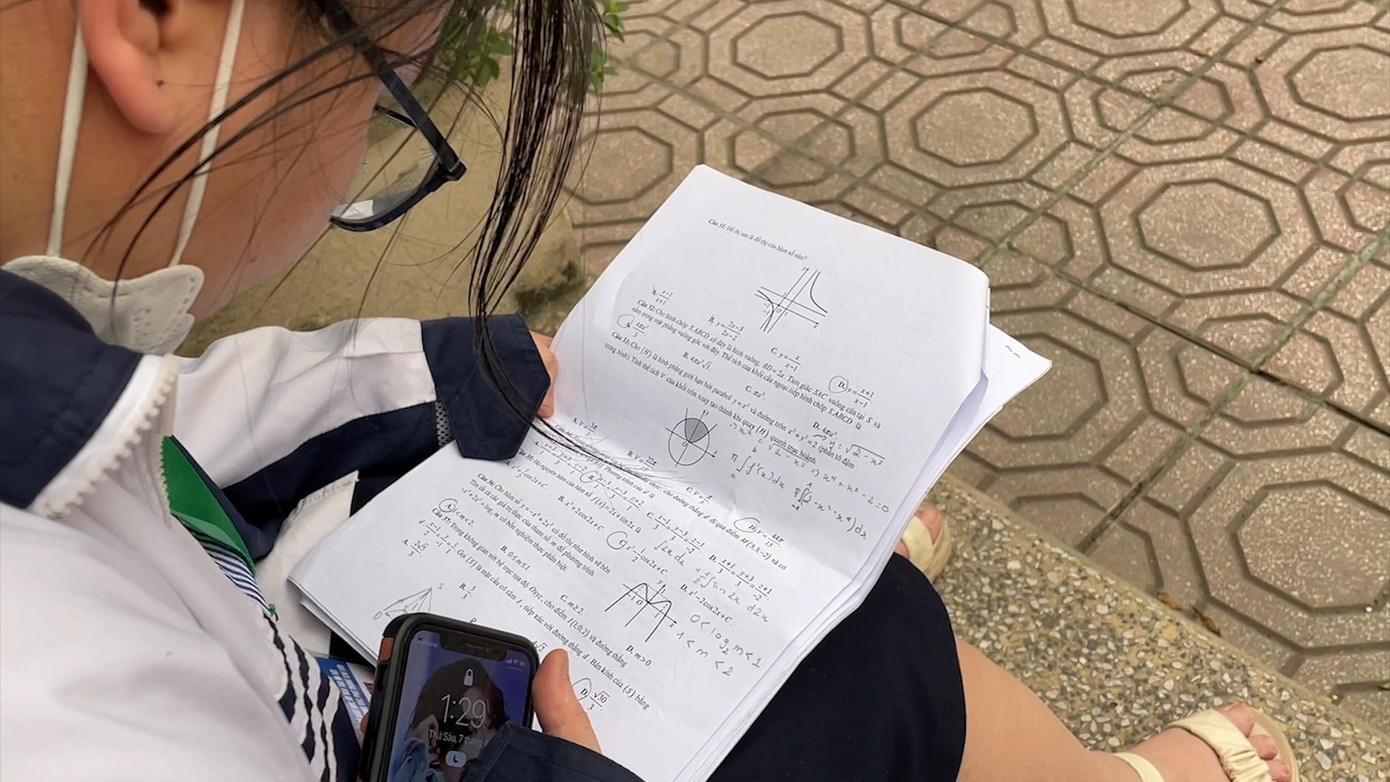 Học sinh THPT Kim Liên ôn lại đề Toán trước khi vào thi thử môn này chiều ngày 4/7.