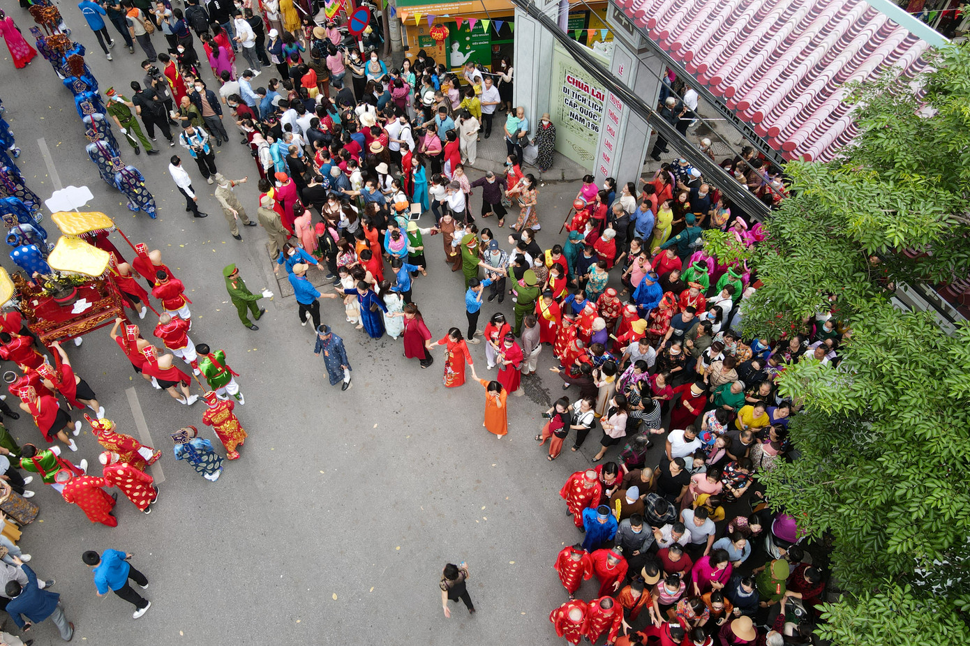 Chùa Láng nằm ở phường Láng Thượng, quận Đống Đa, Hà Nội, được xếp hạng Di tích lịch sử - kiến trúc quốc gia năm 1962. Lễ hội Chùa Láng là dịp để người dân có thể tìm hiểu về truyền thống văn hóa của đất nước cũng như đoàn kết, giao lưu giữa người dân địa phương và du khách thập phương. Chùa Láng nằm ở phường Láng Thượng, quận Đống Đa, Hà Nội, được xếp hạng Di tích lịch sử - kiến trúc quốc gia năm 1962. Lễ hội Chùa Láng là dịp để người dân có thể tìm hiểu về truyền thống văn hóa của đất nước cũng như đoàn kết, giao lưu giữa người dân địa phương và du khách thập phương.