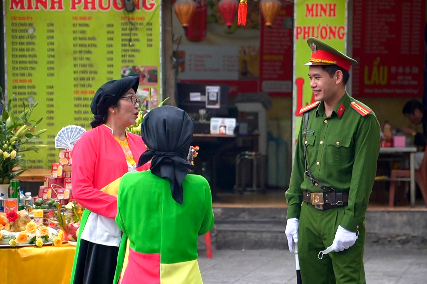 Hàng trăm cán bộ chiến sĩ, trật tự phường cùng lực lượng y tế phường có mặt từ sáng sớm để đảm bảo an toàn cho lễ rước kiệu trong Lễ hội Chùa Láng. Hàng trăm cán bộ chiến sĩ, trật tự phường cùng lực lượng y tế phường có mặt từ sáng sớm để đảm bảo an toàn cho lễ rước kiệu trong Lễ hội Chùa Láng.