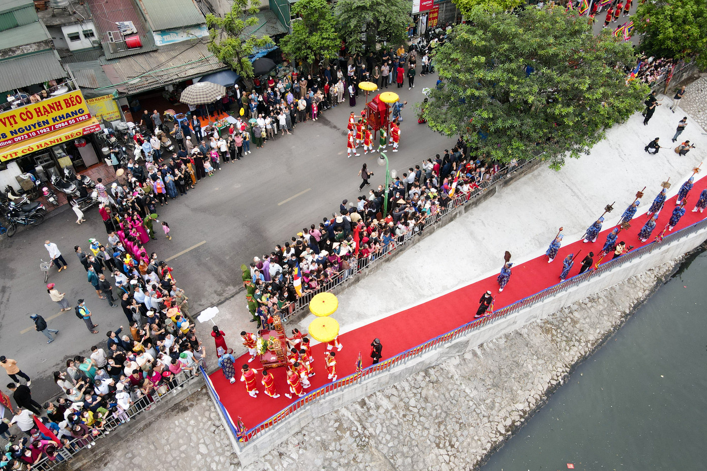 Để đảm bảo an toàn, ban tổ chức lễ hội đã huy động người dân làm một cầu phao tạm trong vòng 3 ngày là hoàn thành, phục vụ cho nghi lễ Độ hà. Để đảm bảo an toàn, ban tổ chức lễ hội đã huy động người dân làm một cầu phao tạm trong vòng 3 ngày là hoàn thành, phục vụ cho nghi lễ Độ hà.