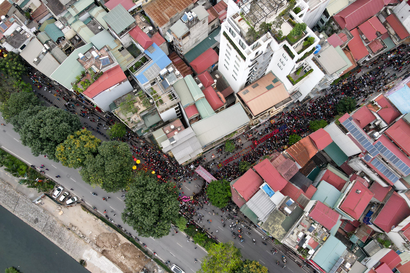 Dù di chuyển trên cung đường chật hẹp nhưng lễ rước kiệu đã diễn ra an toàn, không có va chạm giao thông nào xảy ra trong thời gian diễn ra lễ hội. Dù di chuyển trên cung đường chật hẹp nhưng lễ rước kiệu đã diễn ra an toàn, không có va chạm giao thông nào xảy ra trong thời gian diễn ra lễ hội.