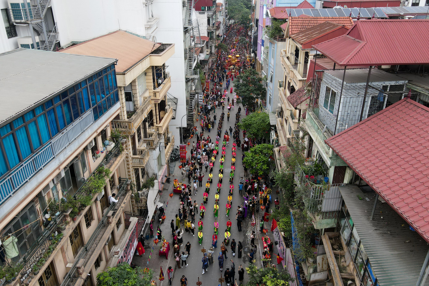 Hàng vạn người dân và du khách thập phương có mặt để tham gia lễ hội Chùa Láng. Hàng vạn người dân và du khách thập phương có mặt để tham gia lễ hội Chùa Láng.