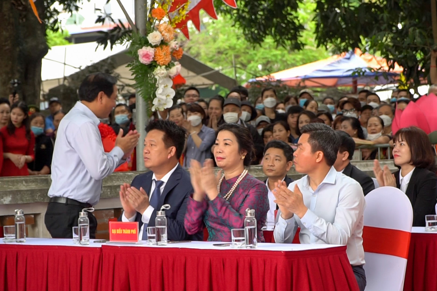 Lãnh đạo Thành phố Hà Nội và lãnh đạo quận Đống Đa cùng đến dự lễ hội đặc biệt. Đã hơn 70 năm qua, đây là lần đầu lễ hội Chùa Láng được phục dựng lại toàn bộ các nghi lễ dân gian. Lãnh đạo Thành phố Hà Nội và lãnh đạo quận Đống Đa cùng đến dự lễ hội đặc biệt. Đã hơn 70 năm qua, đây là lần đầu lễ hội Chùa Láng được phục dựng lại toàn bộ các nghi lễ dân gian.