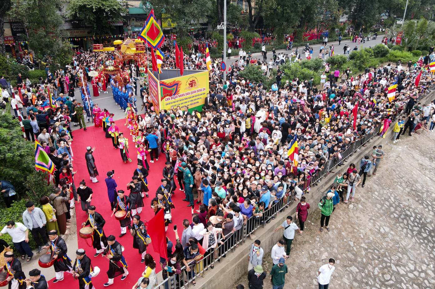 Rất đông người dân đã đến tham dự lễ hội Chùa Láng. Rất đông người dân đã đến tham dự lễ hội Chùa Láng.