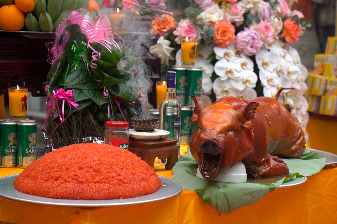 Hai bên đường, các tổ dân phố của phường Láng Thượng tổ chức các điểm dâng lễ, cầu may mắn, bình an trong năm 2023. Hai bên đường, các tổ dân phố của phường Láng Thượng tổ chức các điểm dâng lễ, cầu may mắn, bình an trong năm 2023.