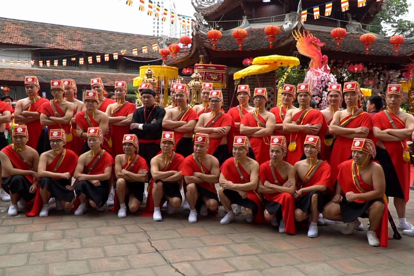 Hàng trăm thanh niên trai tráng khỏe mạnh của phường Láng Thượng được lựa chọn để khiêng kiệu thánh và kiệu vua, thực hiện nghi lễ Độ hà (vác kiệu vượt sông Tô Lịch). Hàng trăm thanh niên trai tráng khỏe mạnh của phường Láng Thượng được lựa chọn để khiêng kiệu thánh và kiệu vua, thực hiện nghi lễ Độ hà (vác kiệu vượt sông Tô Lịch).