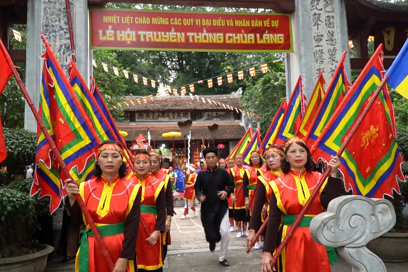 Từ 7h sáng, các công tác chuẩn bị cho lễ khai hội Lễ hội Chùa Láng đã hoàn tất. Từ 7h sáng, các công tác chuẩn bị cho lễ khai hội Lễ hội Chùa Láng đã hoàn tất.