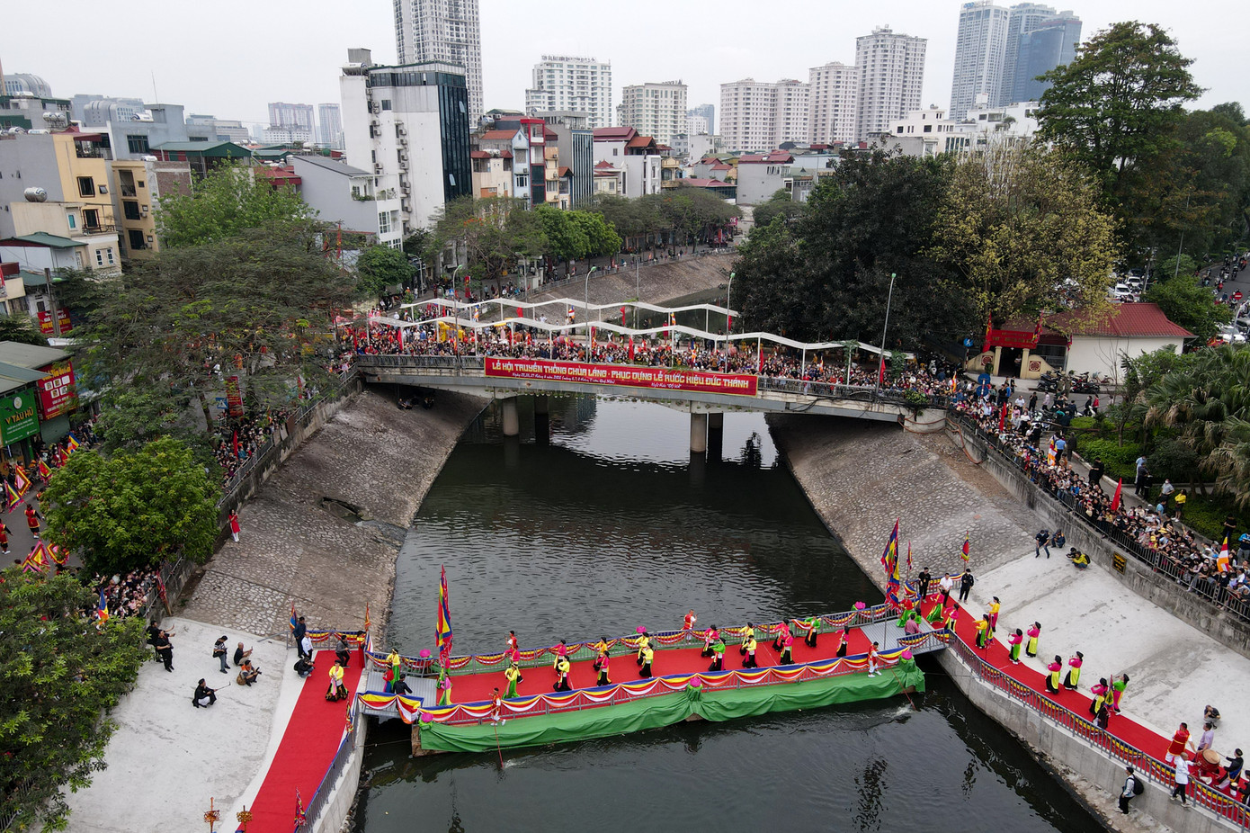 Theo nghi lễ truyền thống Độ Hà, đoàn rước phải vượt sông Tô Lịch, không được đi qua cầu. Theo nghi lễ truyền thống Độ Hà, đoàn rước phải vượt sông Tô Lịch, không được đi qua cầu.