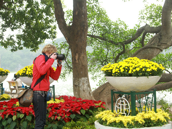 Du khách nước ngoài cũng không quên bấm máy