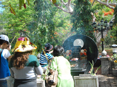 Du khách trước bia mộ. Du khách trước bia mộ