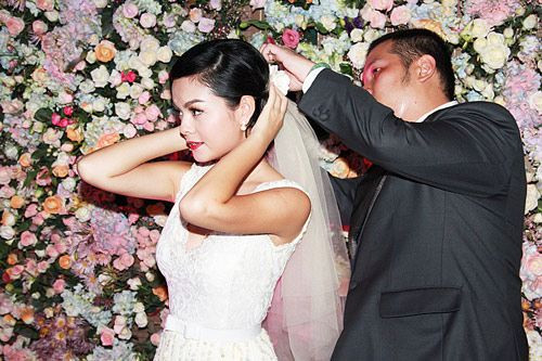 Cử chỉ ân cần của Quang Huy dành cho Phạm Quỳnh Anh trong đám cưới. Cử chỉ ân cần của Quang Huy dành cho Phạm Quỳnh Anh trong đám cưới