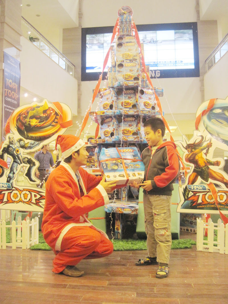Nhiều gia đình mua đồ chơi cho con dịp Noel