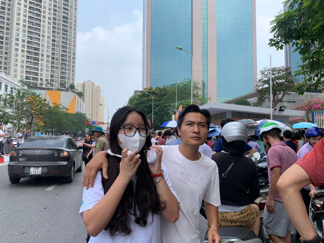 Nụ cười được bố mẹ đón ngay sau khi ra khỏi phòng thi Nụ cười được bố mẹ đón ngay sau khi ra khỏi phòng thi