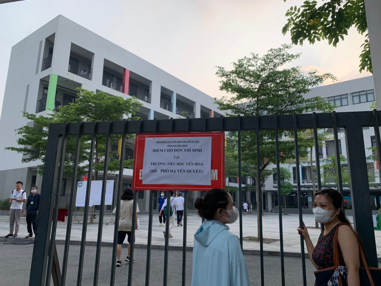 Mẹ ngóng con ngoài điểm thi Mẹ ngóng con ngoài điểm thi