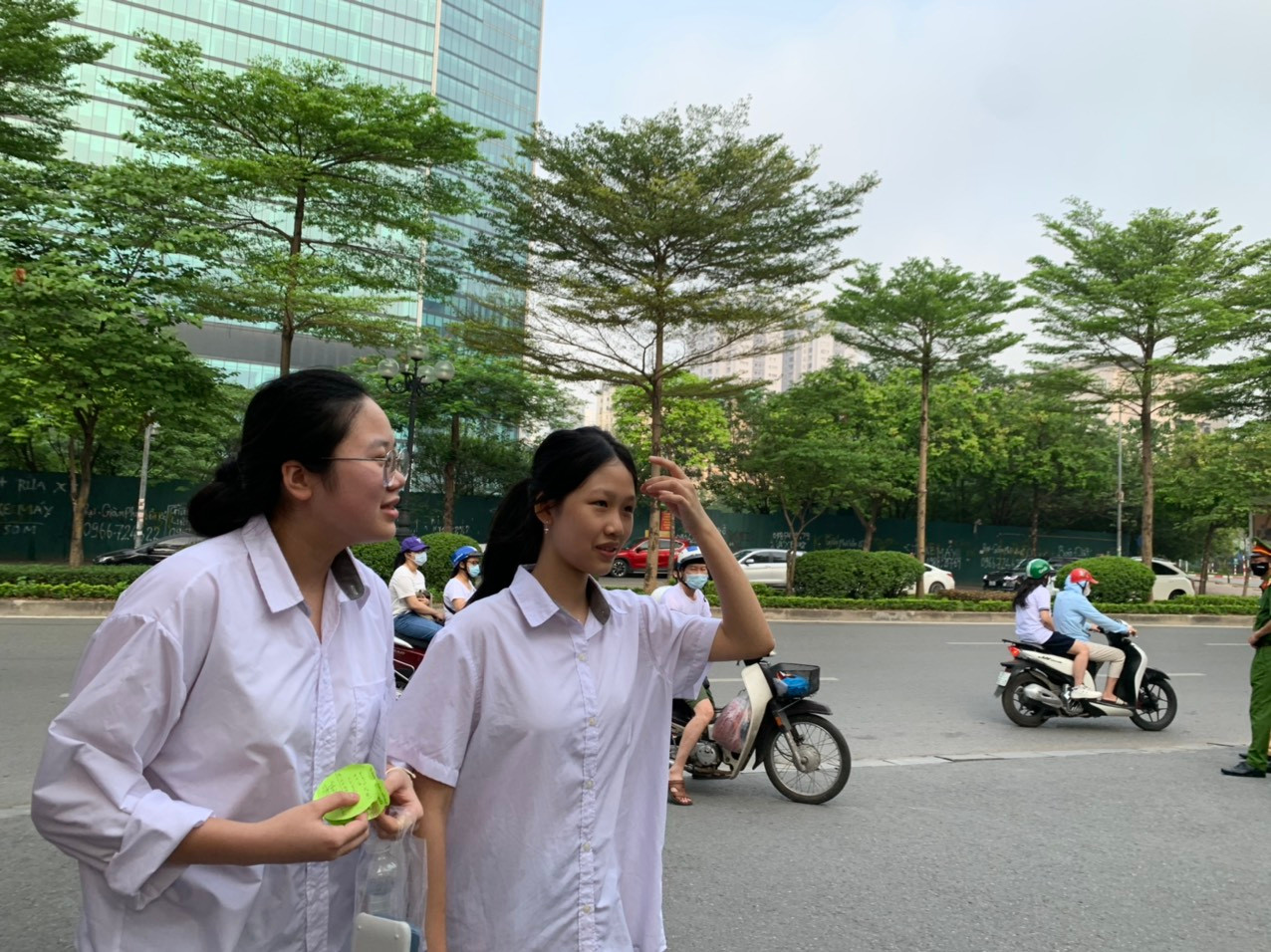 Nhiều bạn tới điểm thi trong tâm trạng phấn khởi vì hôm qua làm bài khá tốt Nhiều bạn tới điểm thi trong tâm trạng phấn khởi vì hôm qua làm bài khá tốt