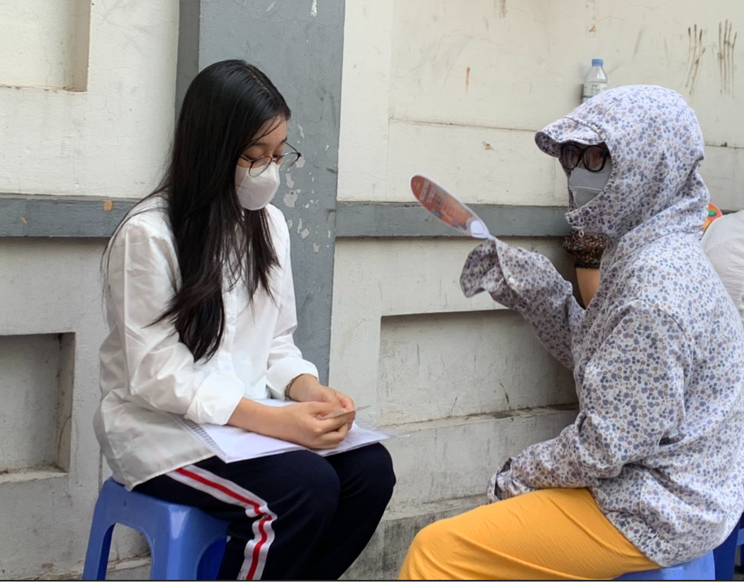 Mẹ ngồi quạt cho con truy bài Mẹ ngồi quạt cho con truy bài