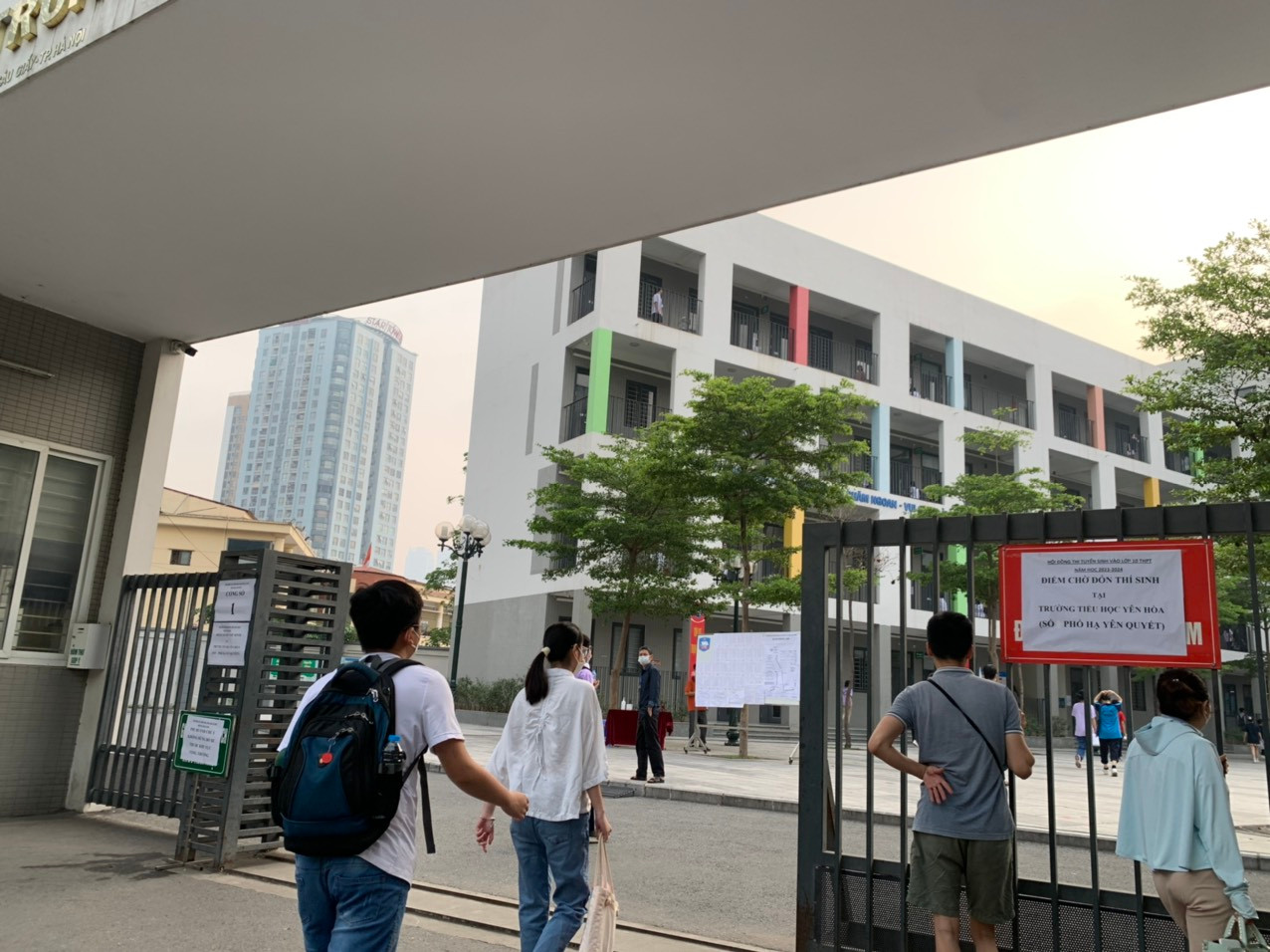 Sáng nay, thí sinh bước vào môn thi cuối cùng kì thi lớp 10 là môn Toán Sáng nay, thí sinh bước vào môn thi cuối cùng kì thi lớp 10 là môn Toán