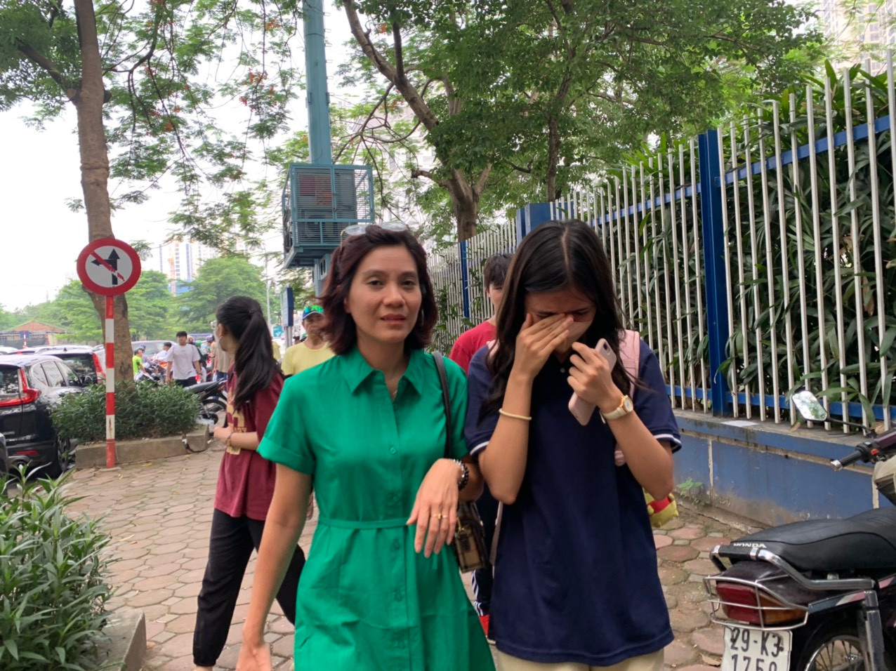 Tuy đề dễ nhưng có thí sinh vẫn khóc khi bỏ lỡ không làm được bài hoàn hảo theo mình mong muốn Tuy đề dễ nhưng có thí sinh vẫn khóc khi bỏ lỡ không làm được bài hoàn hảo theo mình mong muốn