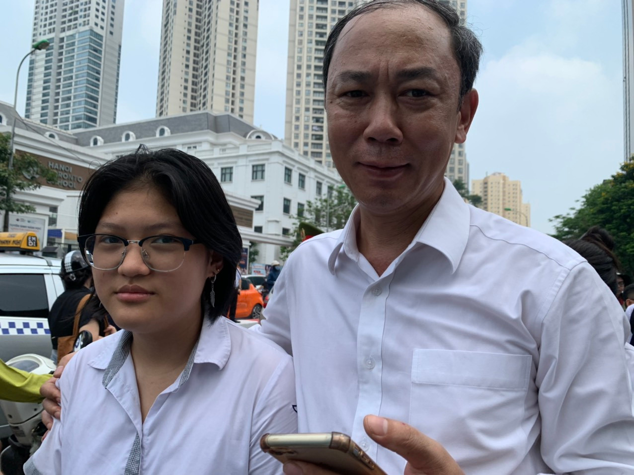 Nhiều thí sinh được bố đưa đón tận tình Nhiều thí sinh được bố đưa đón tận tình