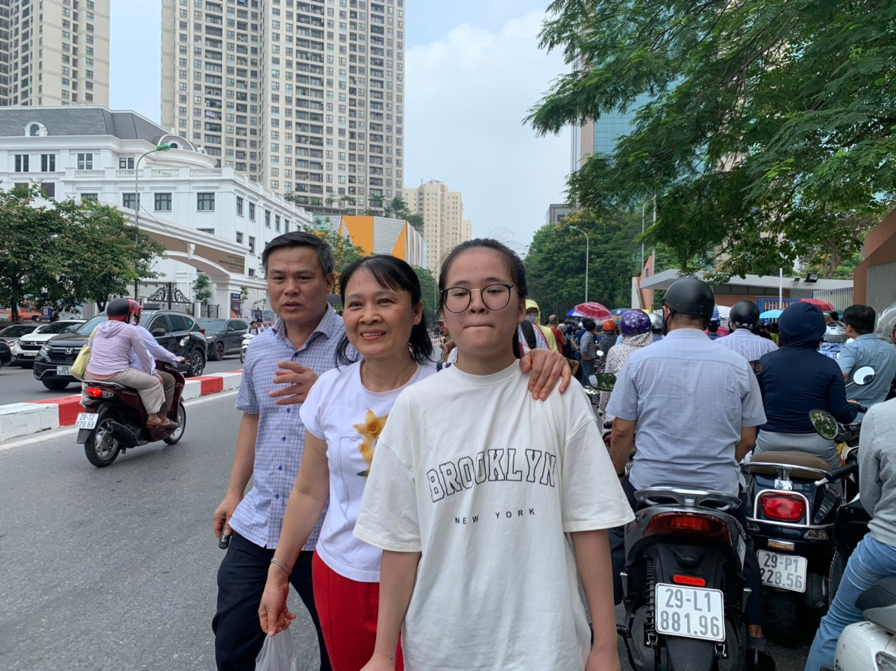 Nhiều thí sinh vui vẻ ra khỏi phòng thi được bố mẹ đón Nhiều thí sinh vui vẻ ra khỏi phòng thi được bố mẹ đón