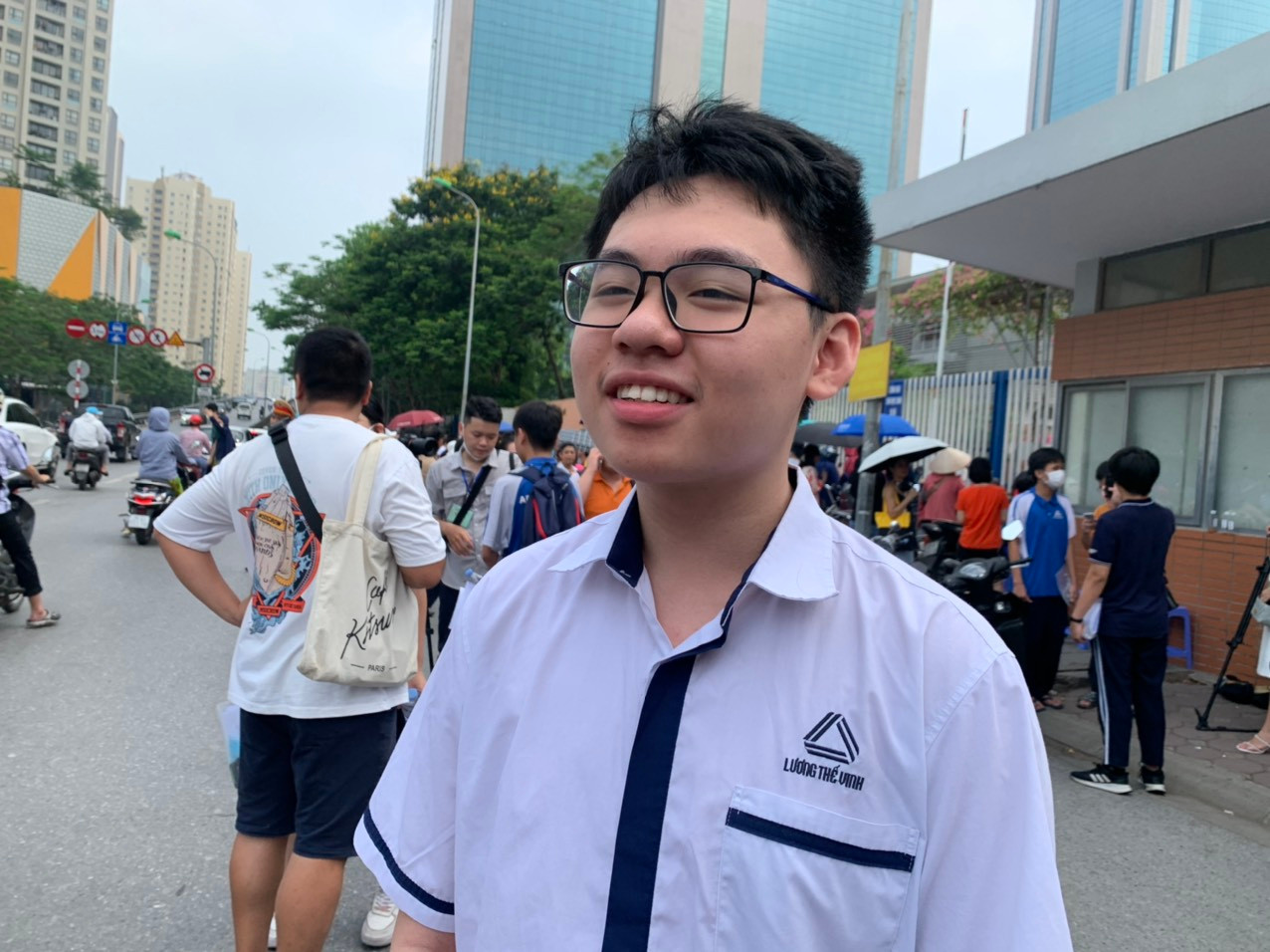 Thí sinh Lưu Đình Phú, học sinh trường THCS Lương Thế Vinh cho biết, em làm bài khá tốt, tính ra môn Toán khoảng 9,75 điểm. Hôm qua, hai môn ngoại ngữ và Ngữ văn em làm khá tốt, môn tiếng anh em so đáp án đạt 10 điểm, môn ngữ văn tính khoảng 7,5 điểm. "Em nghĩ mình có thể đỗ vào trường THPT Kim Liên"- Phú cho biết Thí sinh Lưu Đình Phú, học sinh trường THCS Lương Thế Vinh cho biết, em làm bài khá tốt, tính ra môn Toán khoảng 9,75 điểm. Hôm qua, hai môn ngoại ngữ và Ngữ văn em làm khá tốt, môn tiếng anh em so đáp án đạt 10 điểm, môn ngữ văn tính khoảng 7,5 điểm. "Em nghĩ mình có thể đỗ vào trường THPT Kim Liên"- Phú cho biết