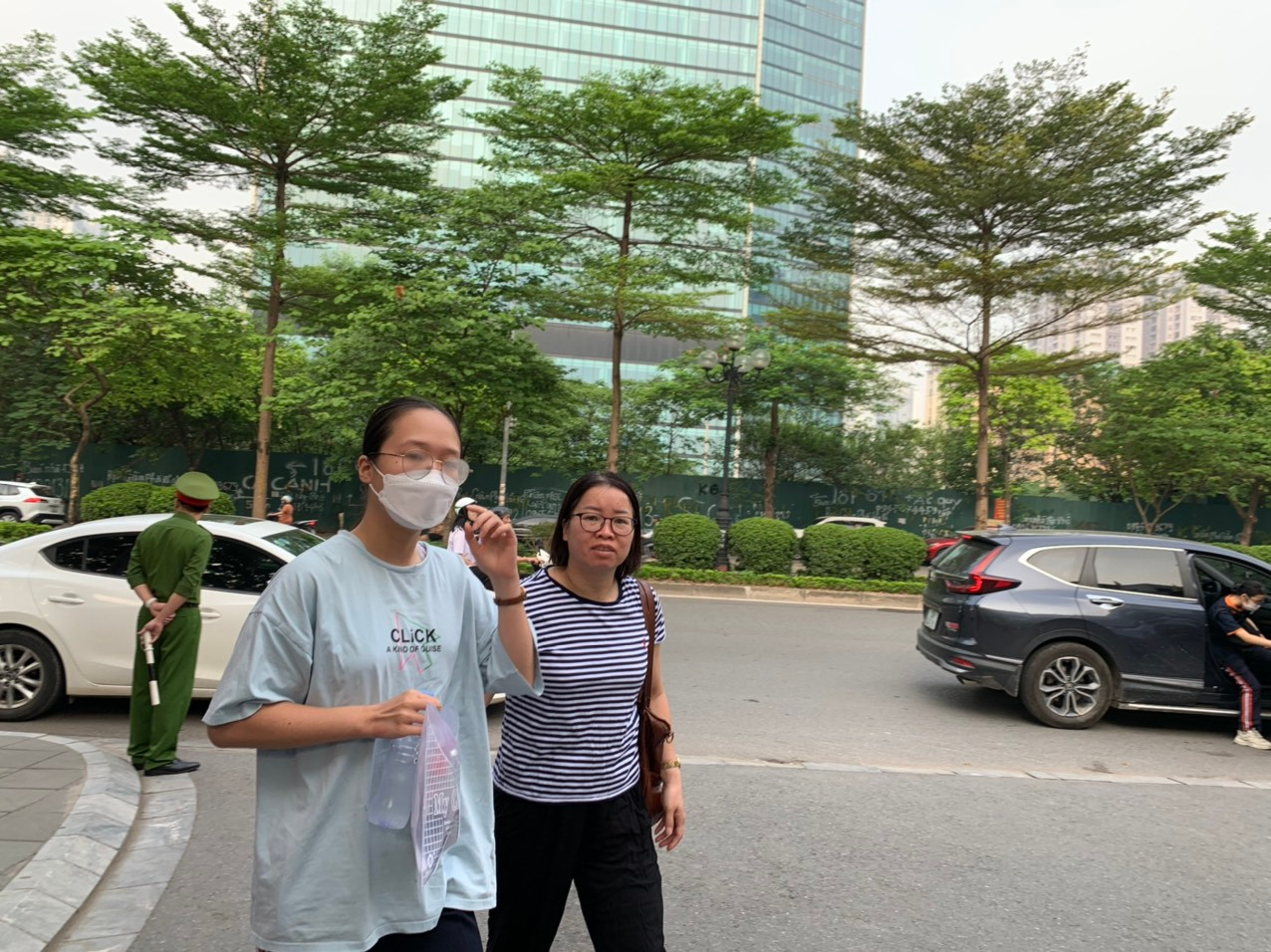 Mẹ đưa con tới điểm thi Mẹ đưa con tới điểm thi