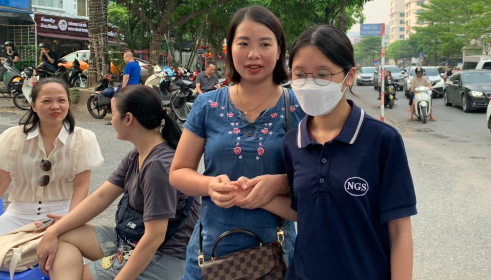 Mẹ dặn con: "cứ bình tĩnh thi tốt con nhé" Mẹ dặn con: "cứ bình tĩnh thi tốt con nhé"