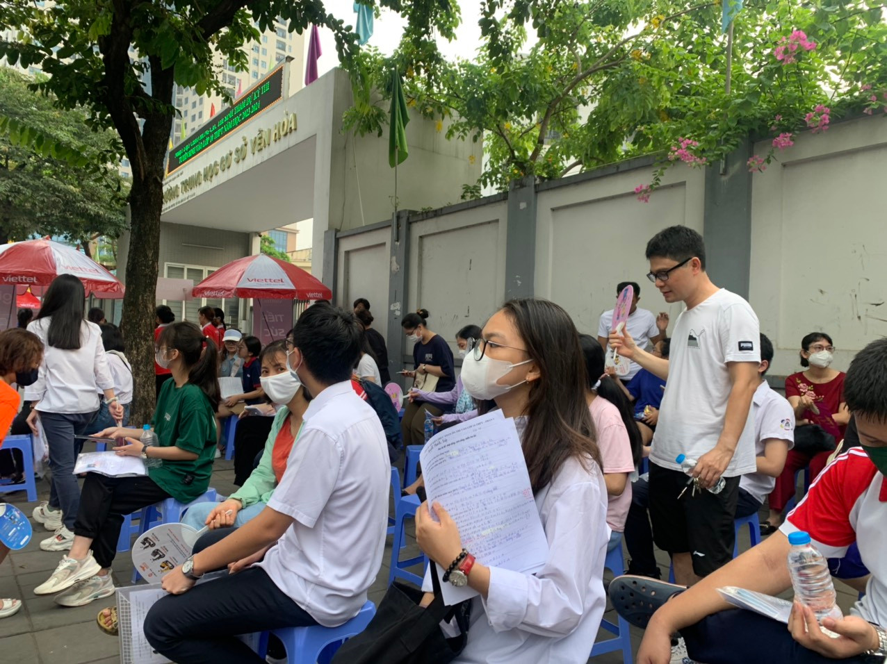 Thí sinh căng thẳng xem lại kiến thức Thí sinh căng thẳng xem lại kiến thức