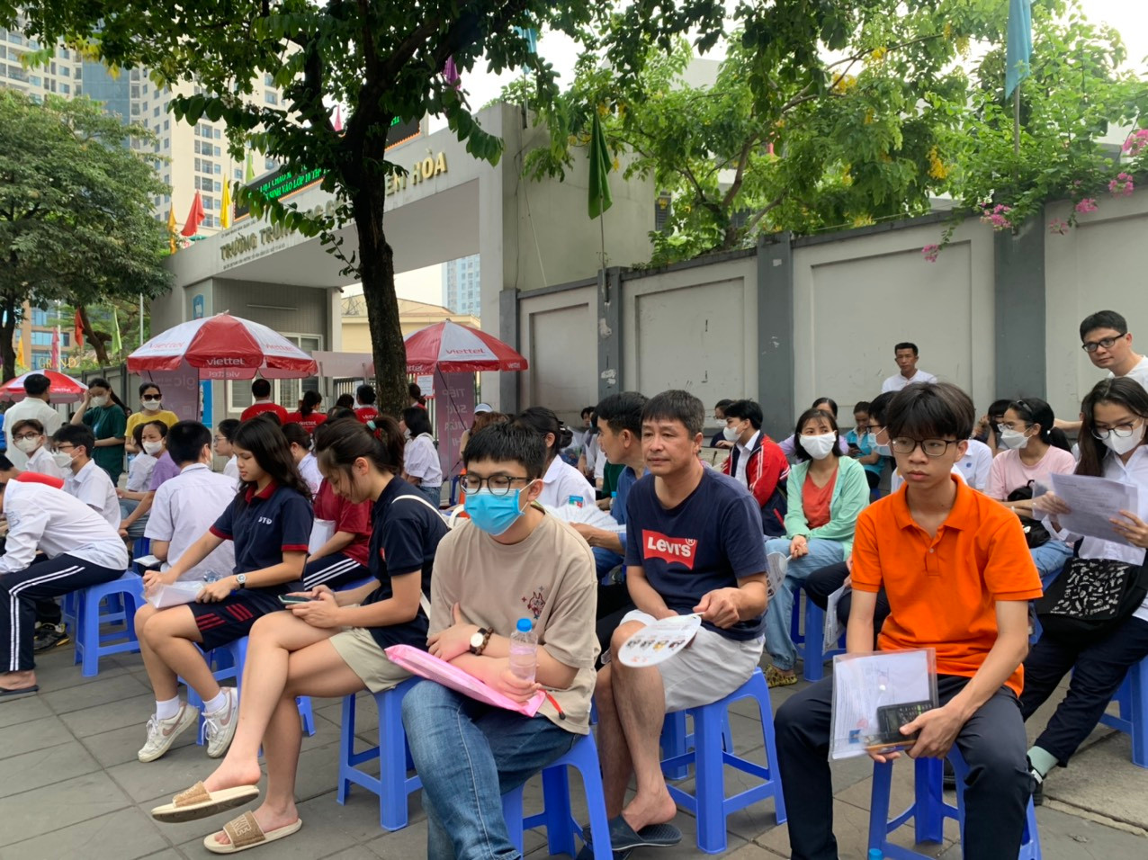 6h30 phút nhiều thí sinh đến sớm đợi ngoài cổng trường thi 6h30 phút nhiều thí sinh đến sớm đợi ngoài cổng trường thi