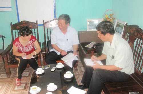 Nhóm phóng viên báo Giáo dục&Thời đại làm việc với Giám đốc Nguyễn Đức Hiền (người ngồi giữa) tại văn phòng trường THPT Dân lập Đồi Ngô. Nhóm phóng viên báo Giáo dục&Thời đại làm việc với Giám đốc Nguyễn Đức Hiền (người ngồi giữa) tại văn phòng trường THPT Dân lập Đồi Ngô