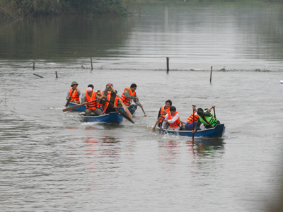 Các đội cứu hộ nhanh chóng làm quen với thuyền mới được trang bị