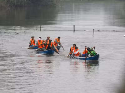 Các đội cứu hộ nhanh chóng làm quen với thuyền mới được trang bị