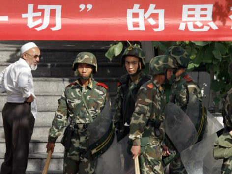 Cảnh sát vũ trang Trung Quốc tuần tra tại Tân Cương. Ảnh: Xinhua