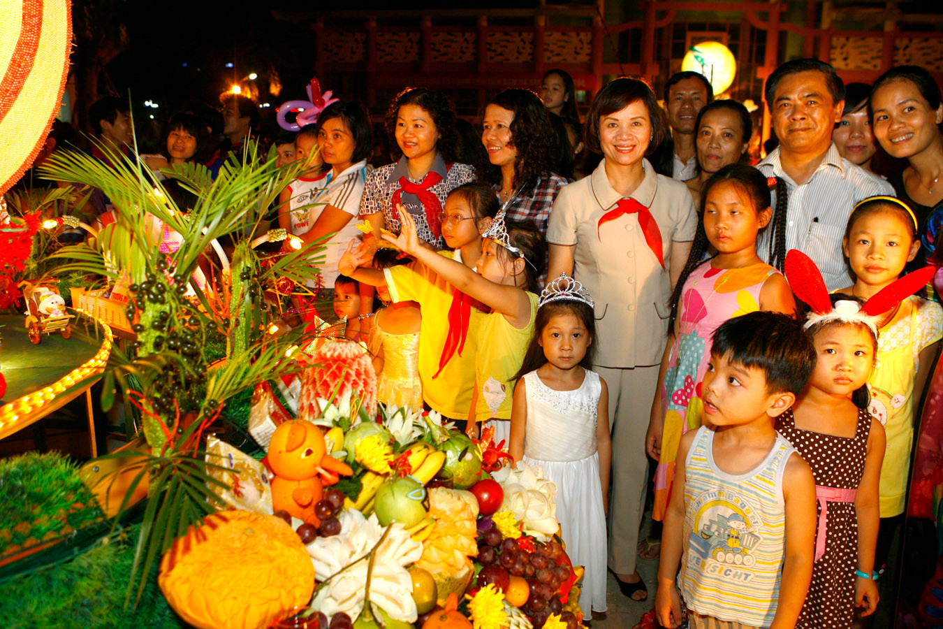 Các đồng chí lãnh đạo tặng quà và tham gia phá cỗ với các em thiếu nhi