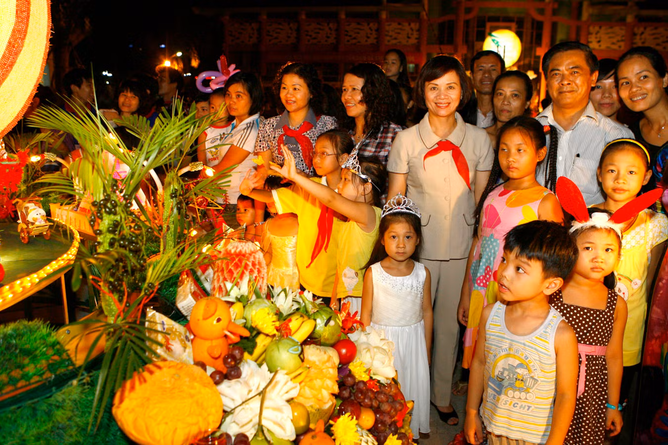 Các đồng chí lãnh đạo Quận Thanh Xuân tặng quà và tham gia phá cỗ với các em thiếu nhi. Các đồng chí lãnh đạo tặng quà và tham gia phá cỗ với các em thiếu nhi