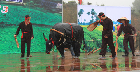 Diễn lại tích lễ Lồng Tồng trên sân khấu. Ảnh: Trường Phong