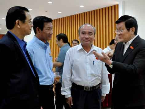 Chủ tịch nước Trương Tấn Sang trao đổi với đại biểu quốc hội đoàn TPHCM bên lề kỳ họp ngày 24/10. Ảnh: Ngọc Thanh. Chủ tịch nước Trương Tấn Sang trao đổi với đại biểu quốc hội đoàn TPHCM bên lề kỳ họp ngày 24/10. Ảnh: Ngọc Thanh