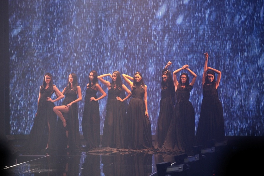 Các thí sinh trong màn trình diễn khai mạc chương trình