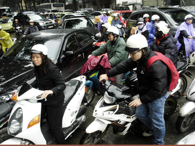 Khách đến mua xăng làm tắc cả đường Trần Hưng Đạo (Hà Nội)