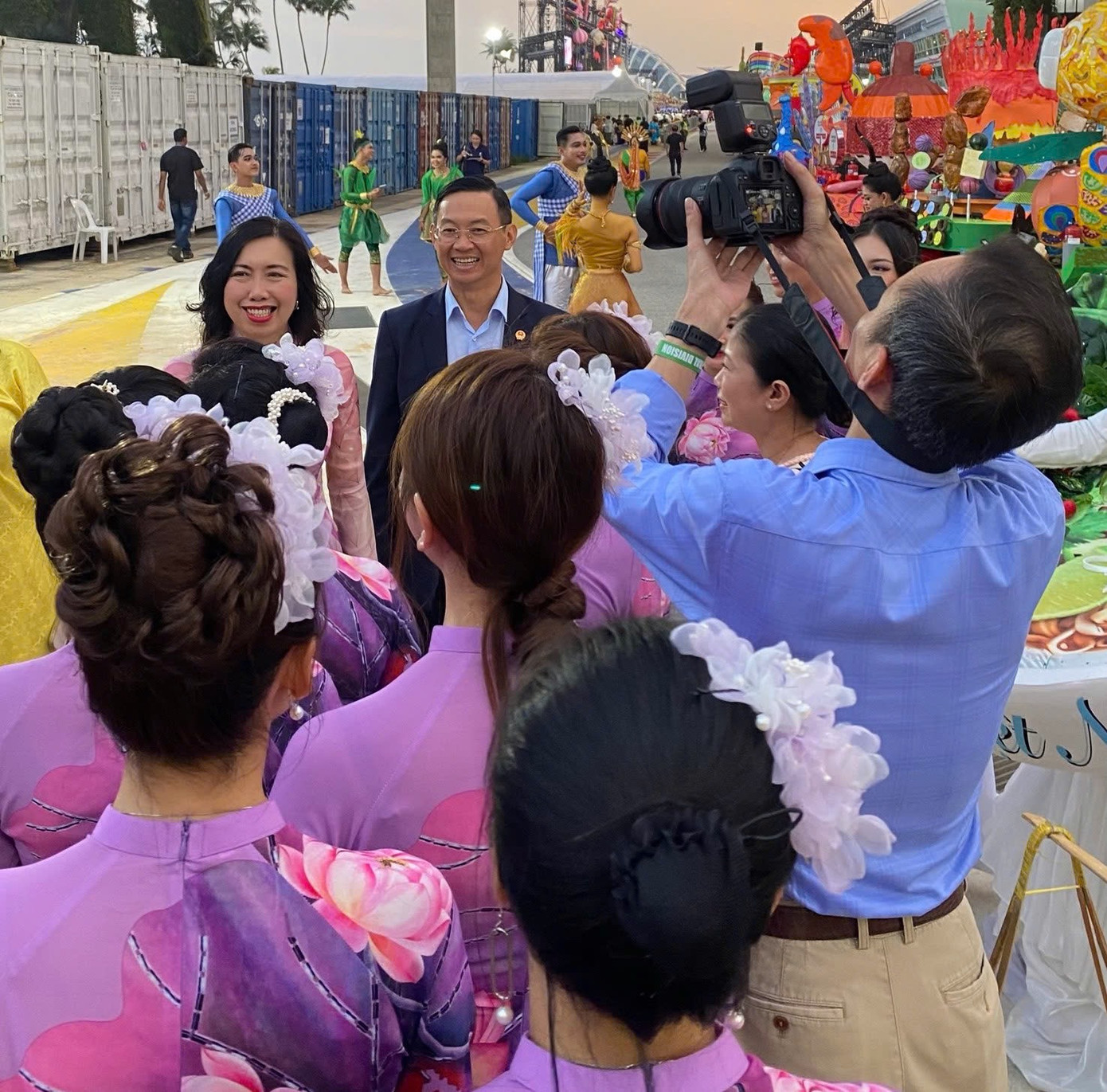 Thứ trưởng Lê Thị Thu Hằng gặp, trao đổi nhanh với Phó Thủ tướng Singapore Heng Swee Keat trong khuôn khổ Lễ hội Chingay 2025.