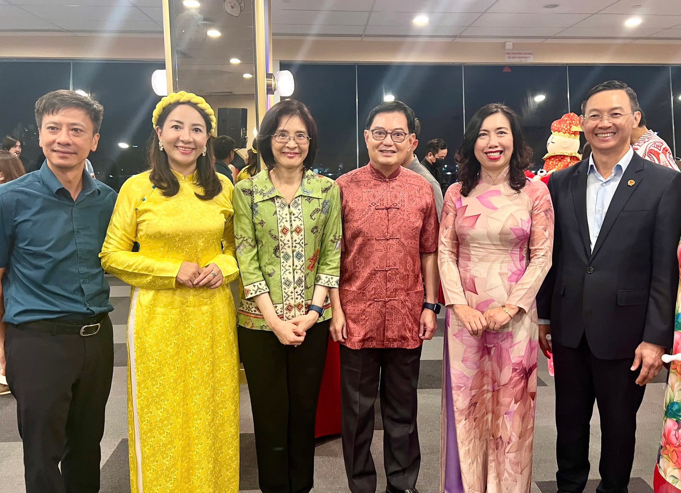 Thứ trưởng Lê Thị Thu Hằng và Đại sứ Trần Phước Anh, Trưởng Ban Liên lạc cộng đồng tại Singapore Tạ Thùy Liên chụp ảnh lưu niệm với Thủ tướng Singapore Lawrence Wong trong khuôn khổ Lễ hội Chingay 2025.