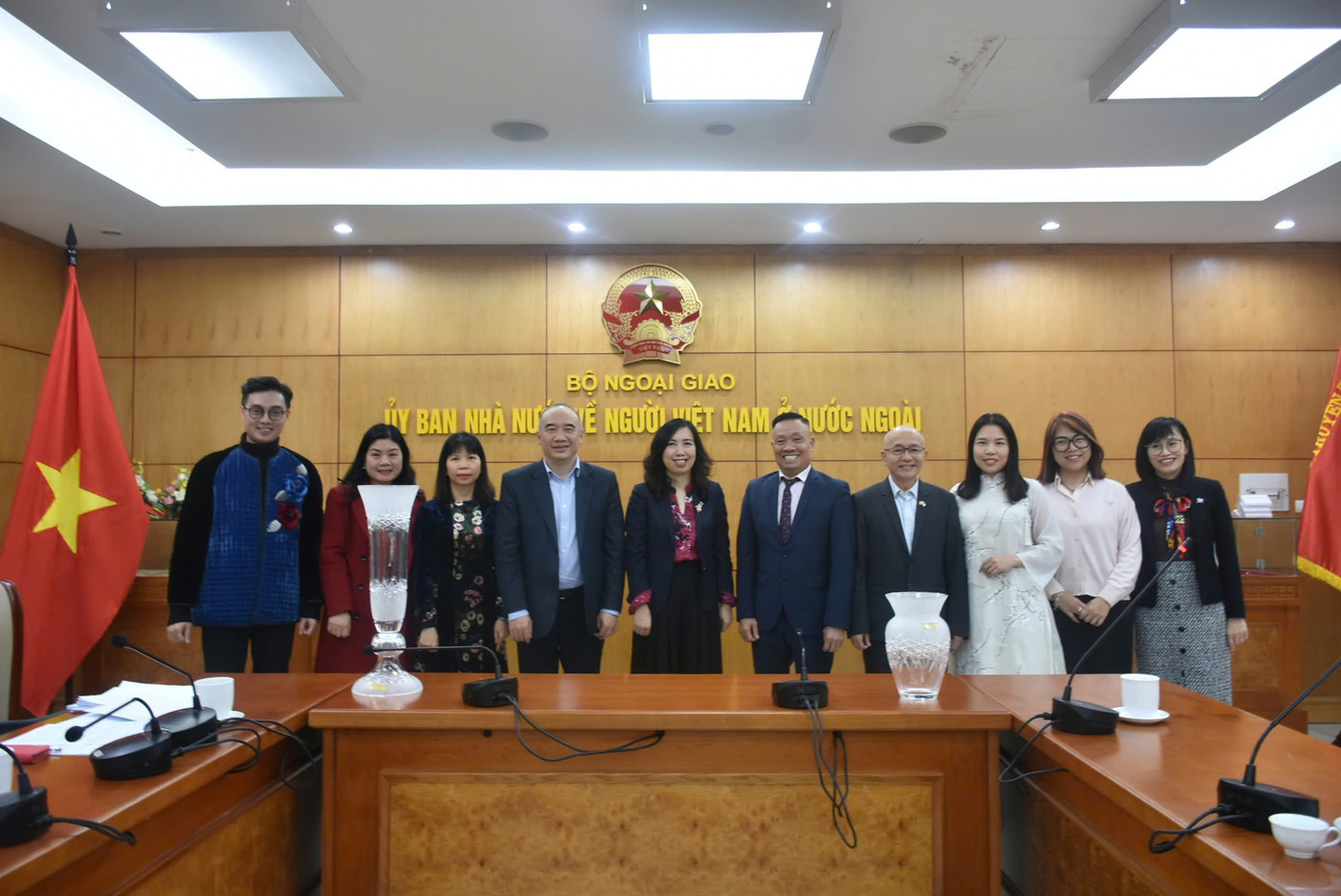 Thứ trưởng Lê Thị Thu Hằng chụp ảnh lưu niệm với lãnh đạo Liên hiệp hội người Việt Nam tại Cộng hòa Séc. Thứ trưởng Lê Thị Thu Hằng chụp ảnh lưu niệm với lãnh đạo Liên hiệp hội người Việt Nam tại Cộng hòa Séc.