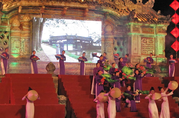 Áo dài tím, nón lá cùng sen Huế