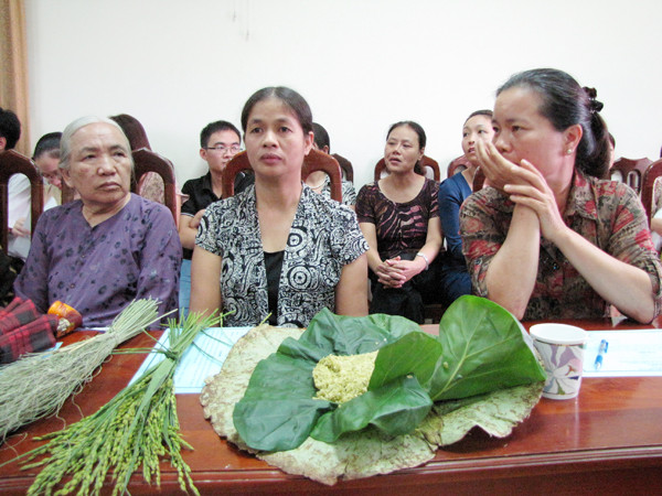 Các hộ dân làm cốm làng Vòng đã cùng ký cam kết đảm bảo ATVSTP