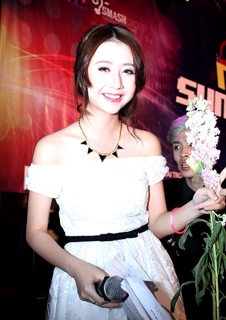 Nữ MC tươi tắn tiệc cuối năm THPT Phan Đình Phùng