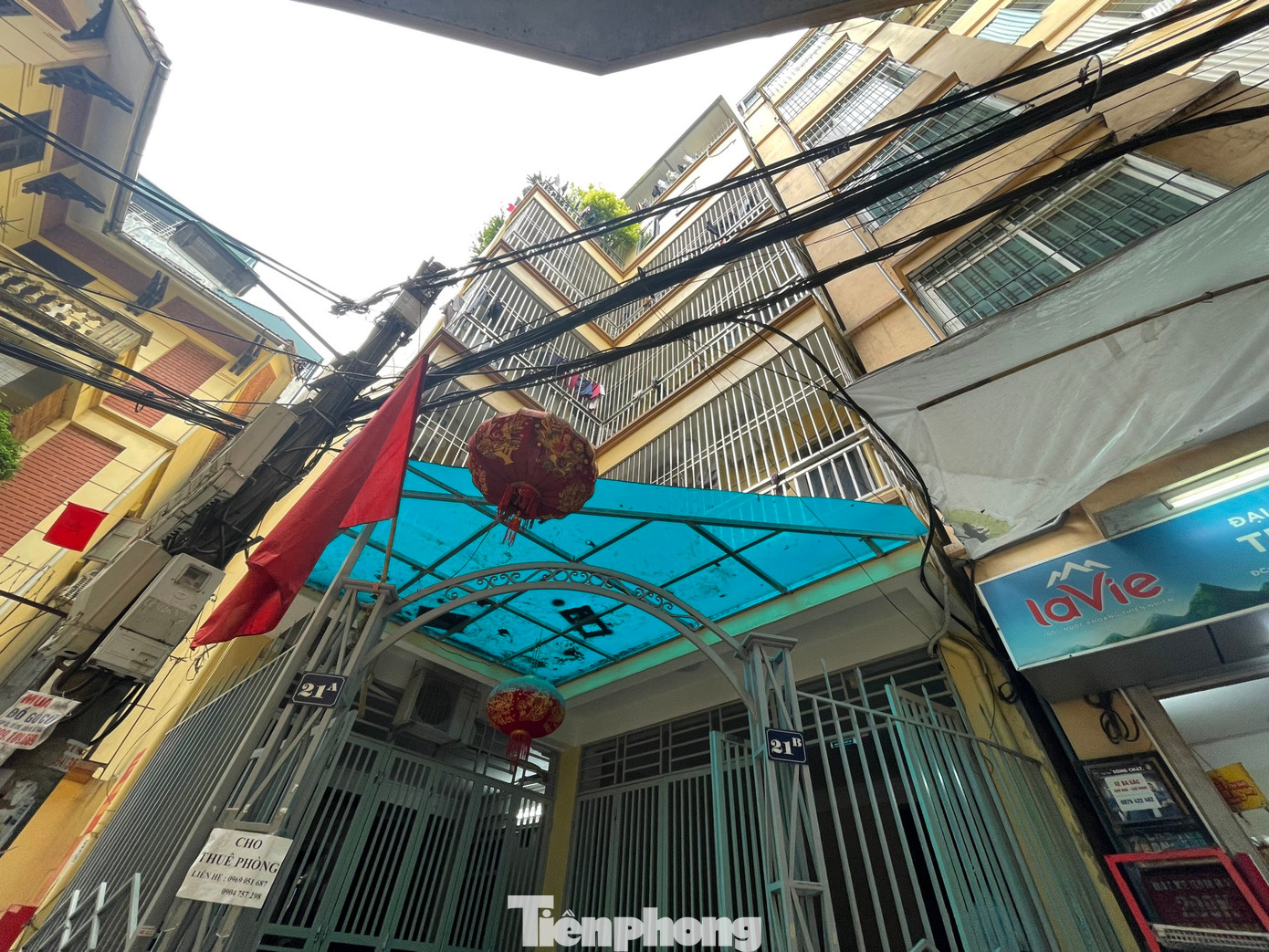 Những tòa CCMN, nhà trọ nằm sâu trong ngõ còn gây khó khăn cho việc tiếp cận của lực lượng PCCC khi không may xảy ra sự cố.