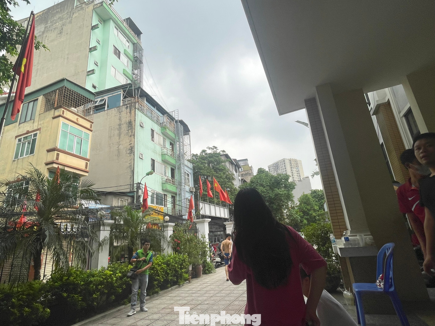 Một nhân chứng cho biết, ngay khi phát hiện ra khói đen, người trong nhà đã nhấn chuông báo cháy. Người dân sống trong tòa nhà chạy thoát ra ngoài nhanh nhất có thể. Một vài người leo lên tầng cao nhất chờ giải cứu.