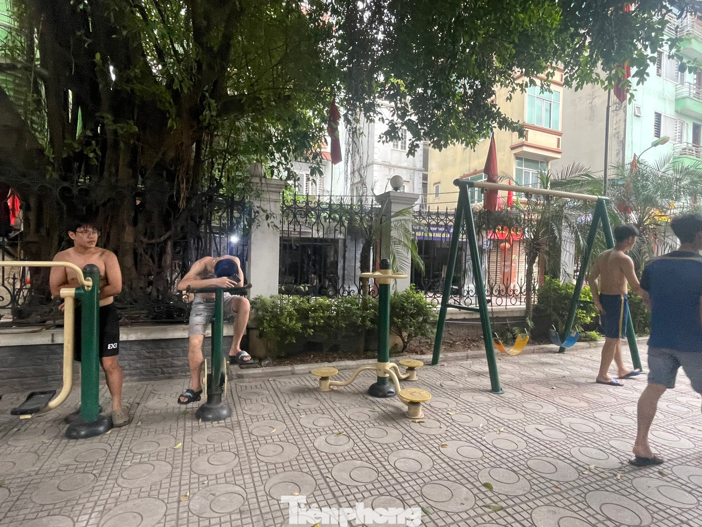 Chia sẻ với Tiền Phong, ông Lê Văn Phượng, tổ phòng cháy chữa cháy khu vực tổ 26, khu dân cư Bồ Đề cho biết, hiện những người bị mắc kẹt đã được giải cứu an toàn; chưa có ghi nhận thiệt hại về người.