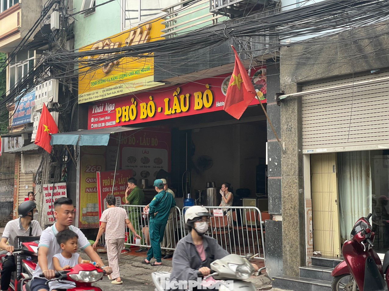 Được biết, chung cư mini vừa xảy ra sự cố nằm ở mặt đường phố Quan Nhân, tầng 1 kinh doanh dịch vụ ăn uống và các tầng còn lại là căn hộ mini.