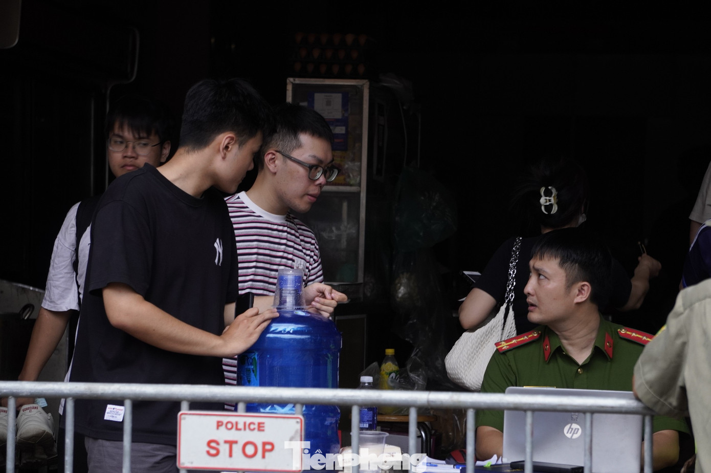 Hiện lực lượng chức năng đang thực hiện công tác hỗ trợ người thuê vào nhà lấy đồ để tạm di dời đi nơi khác.